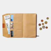 Laden Sie das Bild in den Galerie-Viewer, TRAVELER'S FACTORY - Notizbuchhülle aus Baumwolle mit Reißverschluss - Beige