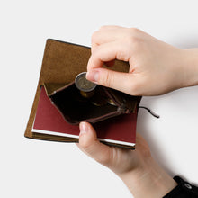 Laden Sie das Bild in den Galerie-Viewer, TRAVELER'S FACTORY - Baumwoll-Reißverschluss-Etui für Reisepassgröße - Braun