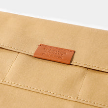 Laden Sie das Bild in den Galerie-Viewer, TRAVELER'S FACTORY - Notizbuchhülle aus Baumwolle mit Reißverschluss - Beige
