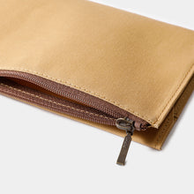 Laden Sie das Bild in den Galerie-Viewer, TRAVELER'S FACTORY - Notizbuchhülle aus Baumwolle mit Reißverschluss - Beige