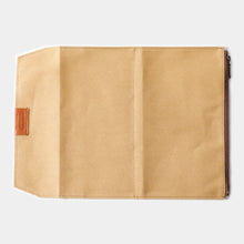 Laden Sie das Bild in den Galerie-Viewer, TRAVELER'S FACTORY - Notizbuchhülle aus Baumwolle mit Reißverschluss - Beige