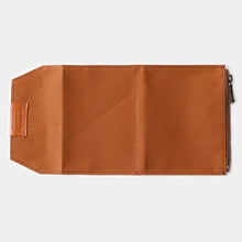 Laden Sie das Bild in den Galerie-Viewer, TRAVELER'S FACTORY - Baumwoll-Reißverschluss-Etui für Reisepassgröße - Braun