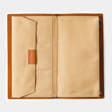 Laden Sie das Bild in den Galerie-Viewer, TRAVELER'S FACTORY - Notizbuchhülle aus Baumwolle mit Reißverschluss - Beige