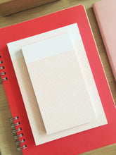 Laden Sie das Bild in den Galerie-Viewer, LE TYPOGRAPHE - Mini Notizblock - 6 Point Typo