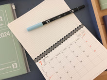 Laden Sie das Bild in den Galerie-Viewer, MARK'S - Notizbuch-Kalender 2026 - S - Elfenbein