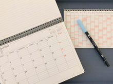 Laden Sie das Bild in den Galerie-Viewer, MARK'S - Notizbuch-Kalender 2026 - M - Orange