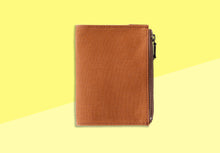 Laden Sie das Bild in den Galerie-Viewer, TRAVELER'S FACTORY - Baumwoll-Reißverschluss-Etui für Reisepassgröße - Braun