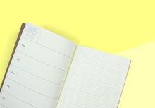 Laden Sie das Bild in den Galerie-Viewer, TRAVELER'S COMPANY – Traveler's Notebook Regular - Refill 019 - Wochenkalender mit Memo