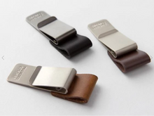 Laden Sie das Bild in den Galerie-Viewer, TRAVELER'S COMPANY - 016 Stifthalter (M) - Blau