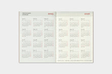 Laden Sie das Bild in den Galerie-Viewer, TRAVELER&#39;S COMPANY - Traveler&#39;s Notebook Passport - 2025 Wochenplaner 