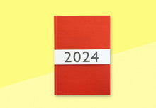 Laden Sie das Bild in den Galerie-Viewer, CARTA PURA - Kalender 2024 - Tsumugi Groß - Rot