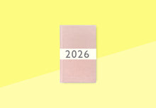 Laden Sie das Bild in den Galerie-Viewer, CARTA PURA - Kalender 2026 - Tsumugi Klein - Rosa