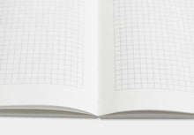 Laden Sie das Bild in den Galerie-Viewer, HANADURI - Hanji Book Cabinet - A5 Kariert - Pfirsich