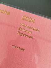 Laden Sie das Bild in den Galerie-Viewer, HIGHTIDE - Papillon Wochenkalender 2024 - B6 Rosa