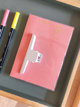Laden Sie das Bild in den Galerie-Viewer, HIGHTIDE - Papillon Wochenkalender 2024 - B6 Rosa