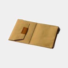 Laden Sie das Bild in den Galerie-Viewer, TRAVELER&#39;S FACTORY - Baumwoll-Reißverschluss-Etui für Reisepassgröße - Beige