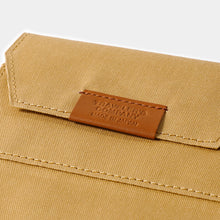 Laden Sie das Bild in den Galerie-Viewer, TRAVELER&#39;S FACTORY - Baumwoll-Reißverschluss-Etui für Reisepassgröße - Beige