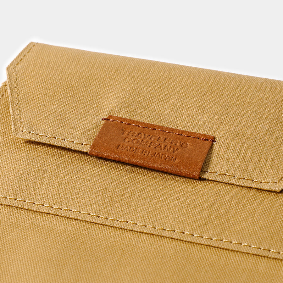TRAVELER'S FACTORY - Baumwoll-Reißverschluss-Etui für Reisepassgröße - Beige