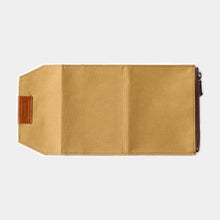 Laden Sie das Bild in den Galerie-Viewer, TRAVELER&#39;S FACTORY - Baumwoll-Reißverschluss-Etui für Reisepassgröße - Beige