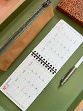 Laden Sie das Bild in den Galerie-Viewer, MARK'S - Notizbuch-Kalender 2027 - XS - Khaki