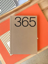 Laden Sie das Bild in den Galerie-Viewer, KINSHIPPED - A5 Undatierter Planer - 365 Braun