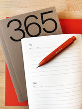 Laden Sie das Bild in den Galerie-Viewer, KINSHIPPED - A5 Undatierter Planer - 365 Braun