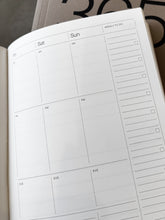 Laden Sie das Bild in den Galerie-Viewer, KINSHIPPED - A5 Undatierter Planer - 365 Braun