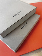 Laden Sie das Bild in den Galerie-Viewer, KINSHIPPED - A5 Undatierter Planer - 365 Braun