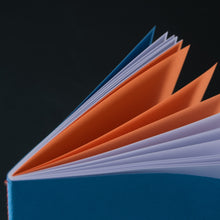 Laden Sie das Bild in den Galerie-Viewer, LE TYPOGRAPHE - Notizbuch A4 - Blau