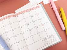Laden Sie das Bild in den Galerie-Viewer, MARK&#39;S - A6 Kalender 2023/2024 - Storage.it - Mint