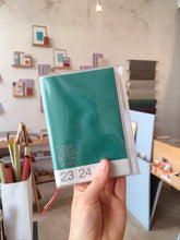 Laden Sie das Bild in den Galerie-Viewer, MARK&#39;S - A6 Kalender 2023/2024 - Colors - Grün