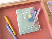 Laden Sie das Bild in den Galerie-Viewer, MARK&#39;S - A6 Kalender 2023/2024 - Storage.it - Mint