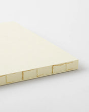 Laden Sie das Bild in den Galerie-Viewer, MIDORI - MD Notizbuch - A5 Square Thick Blank