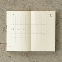 Laden Sie das Bild in den Galerie-Viewer, MIDORI - MD Notizbuch Kalender - B6 Slim 2025