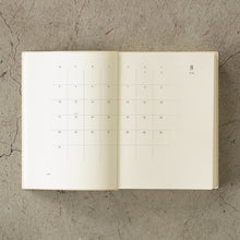Laden Sie das Bild in den Galerie-Viewer, MIDORI - MD Notizbuch Kalender - A5 - 1 Day 1 Page 2026