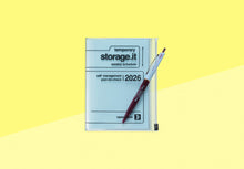 Laden Sie das Bild in den Galerie-Viewer, MARK&#39;S - A6-Kalender 2025/2026 - Storage.it - Blau