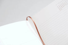 Laden Sie das Bild in den Galerie-Viewer, PAPIERNICZENI - Copper 2026 Kalender - Schokolade