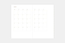 Laden Sie das Bild in den Galerie-Viewer, PAPIERNICZENI - Copper light 2026 Kalender - Mohnblume