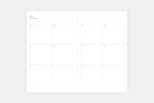 Laden Sie das Bild in den Galerie-Viewer, PAPIERNICZENI - Copper light 2027 Kalender - Mohnblume