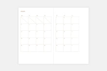 Laden Sie das Bild in den Galerie-Viewer, PAPIERNICZENI - Copper light 2027 Kalender - Mohnblume