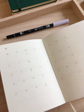 Laden Sie das Bild in den Galerie-Viewer, PAPIERNICZENI - Täglicher Kalender für 2026 - Blush