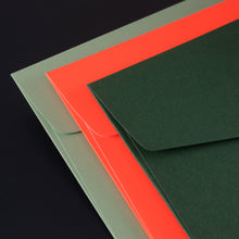 Laden Sie das Bild in den Galerie-Viewer, LE TYPOGRAPHE – Packung mit 3 A6-Karten und 3 C6-Umschlägen – Kirschkonfetti