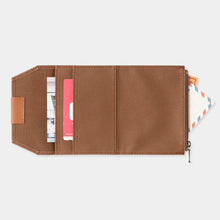 Laden Sie das Bild in den Galerie-Viewer, TRAVELER'S FACTORY - Baumwoll-Reißverschluss-Etui für Reisepassgröße - Braun