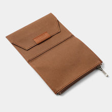 Laden Sie das Bild in den Galerie-Viewer, TRAVELER'S FACTORY - Baumwoll-Reißverschluss-Etui für Reisepassgröße - Braun