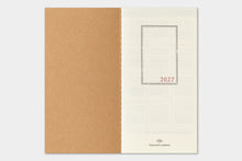 Laden Sie das Bild in den Galerie-Viewer, TRAVELER’S COMPANY - Traveler’s Notebook Regular - 2027 Monatskalender