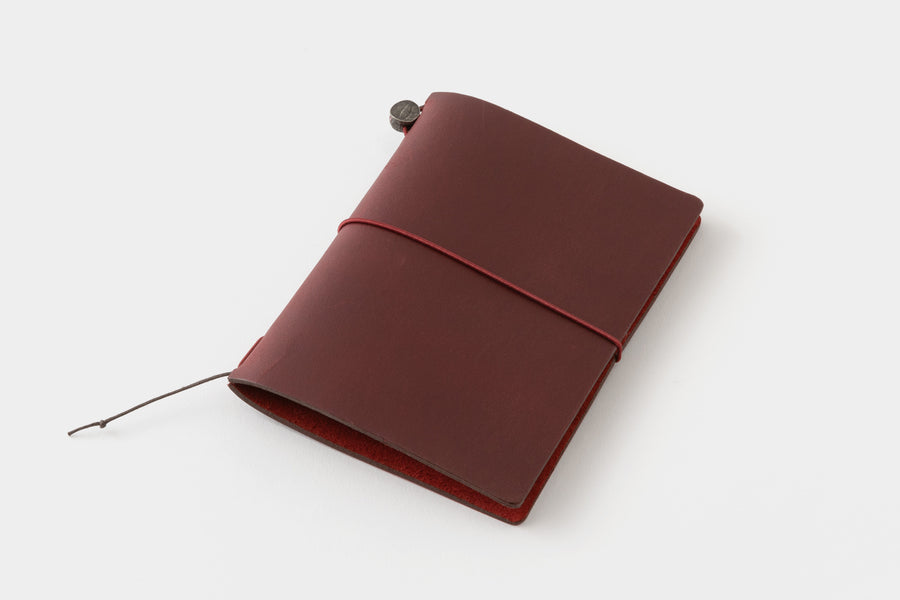 TRAVELER'S COMPANY – LOVE AND TRIP - Traveler's Notebook Passport red