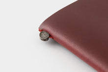 Laden Sie das Bild in den Galerie-Viewer, TRAVELER‘S COMPANY – LOVE AND TRIP - Traveler‘s Notebook Regular rot