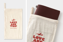 Laden Sie das Bild in den Galerie-Viewer, TRAVELER‘S COMPANY – LOVE AND TRIP - Traveler‘s Notebook Regular rot