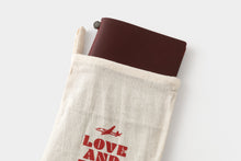 Laden Sie das Bild in den Galerie-Viewer, TRAVELER‘S COMPANY – LOVE AND TRIP - Traveler‘s Notebook Regular rot