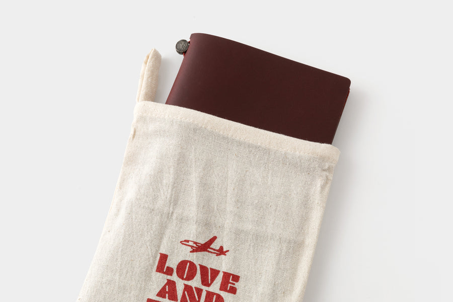 TRAVELER‘S COMPANY – LOVE AND TRIP - Traveler‘s Notebook Regular rot